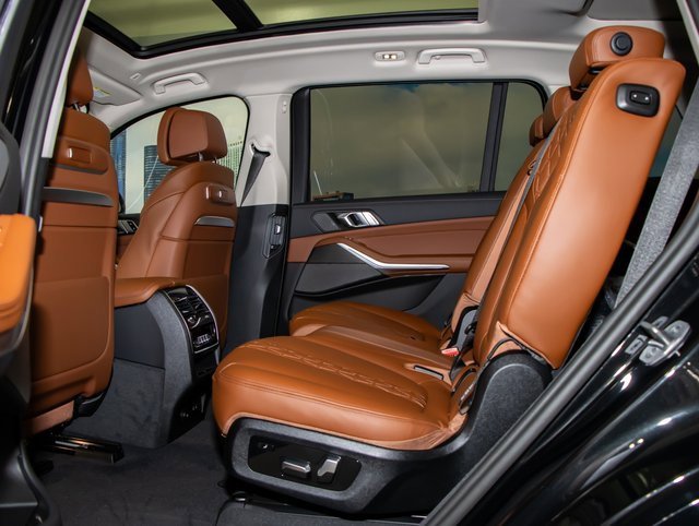 Used 2025 BMW X7 xDrive40i w/ Premium Package image 22