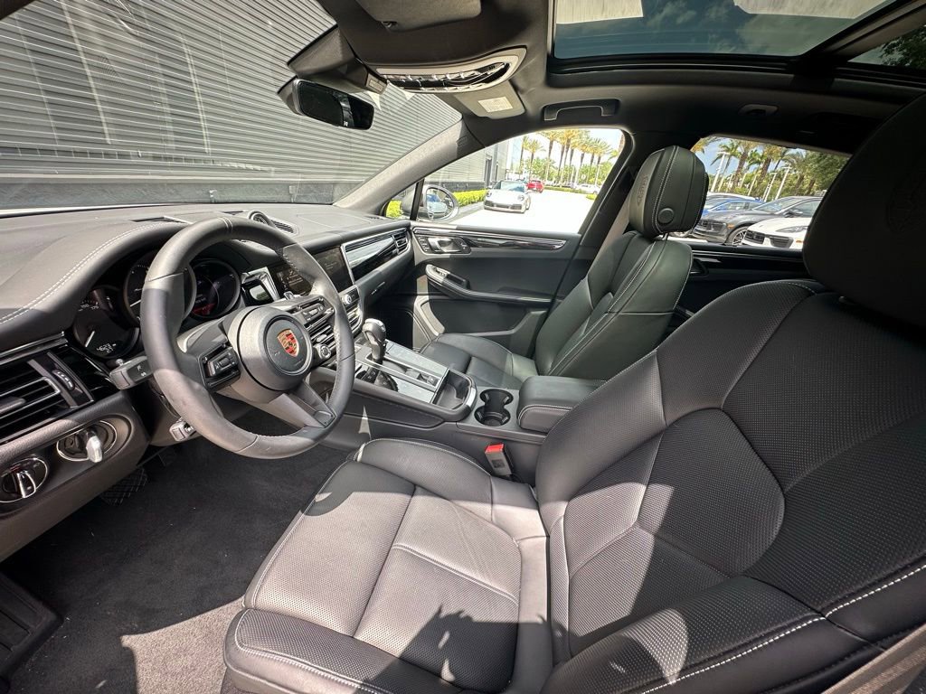 Certified 2026 Porsche Macan Turbo AWD/4WD image 4