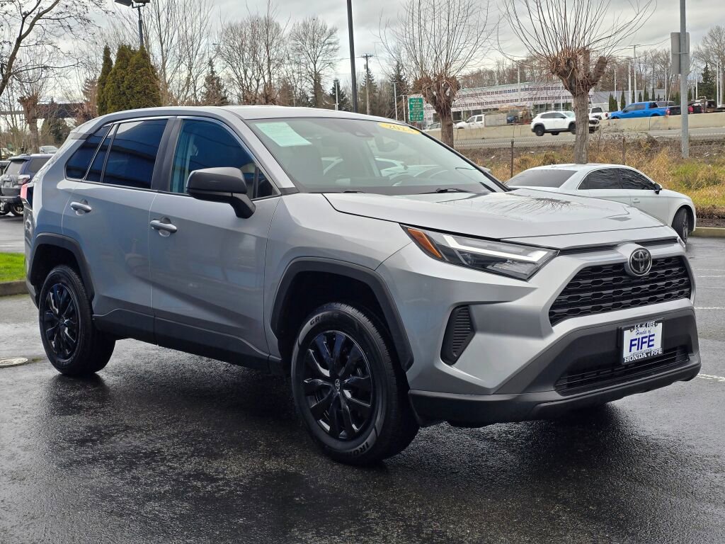 Used 2024 Toyota RAV4 LE image 7