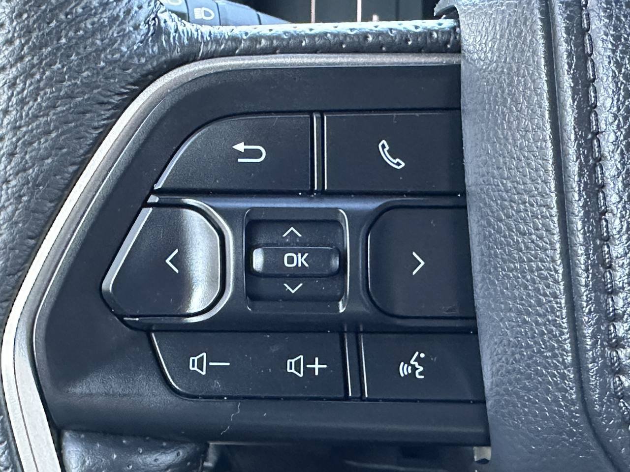 Used 2025 Toyota Tacoma SR5 AWD/4WD image 39