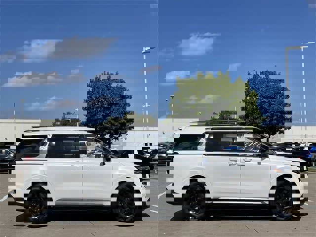 Used 2026 Kia Carnival SX Prestige image 3