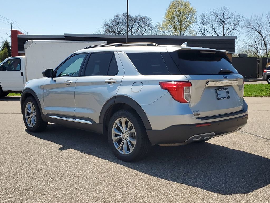 Used 2020 Ford Explorer XLT w/ Equipment Group 202A AWD/4WD image 4