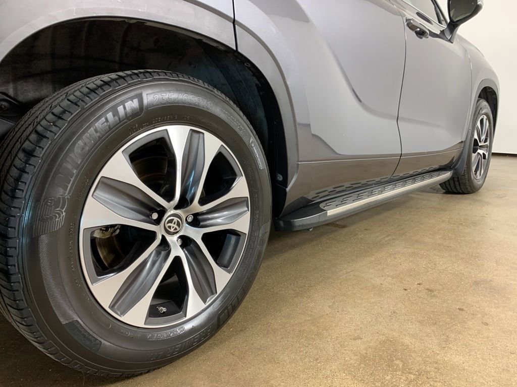 Used 2022 Toyota Highlander XLE FWD image 9