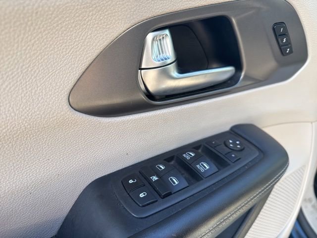 Used 2023 Chrysler Pacifica Touring-L image 8