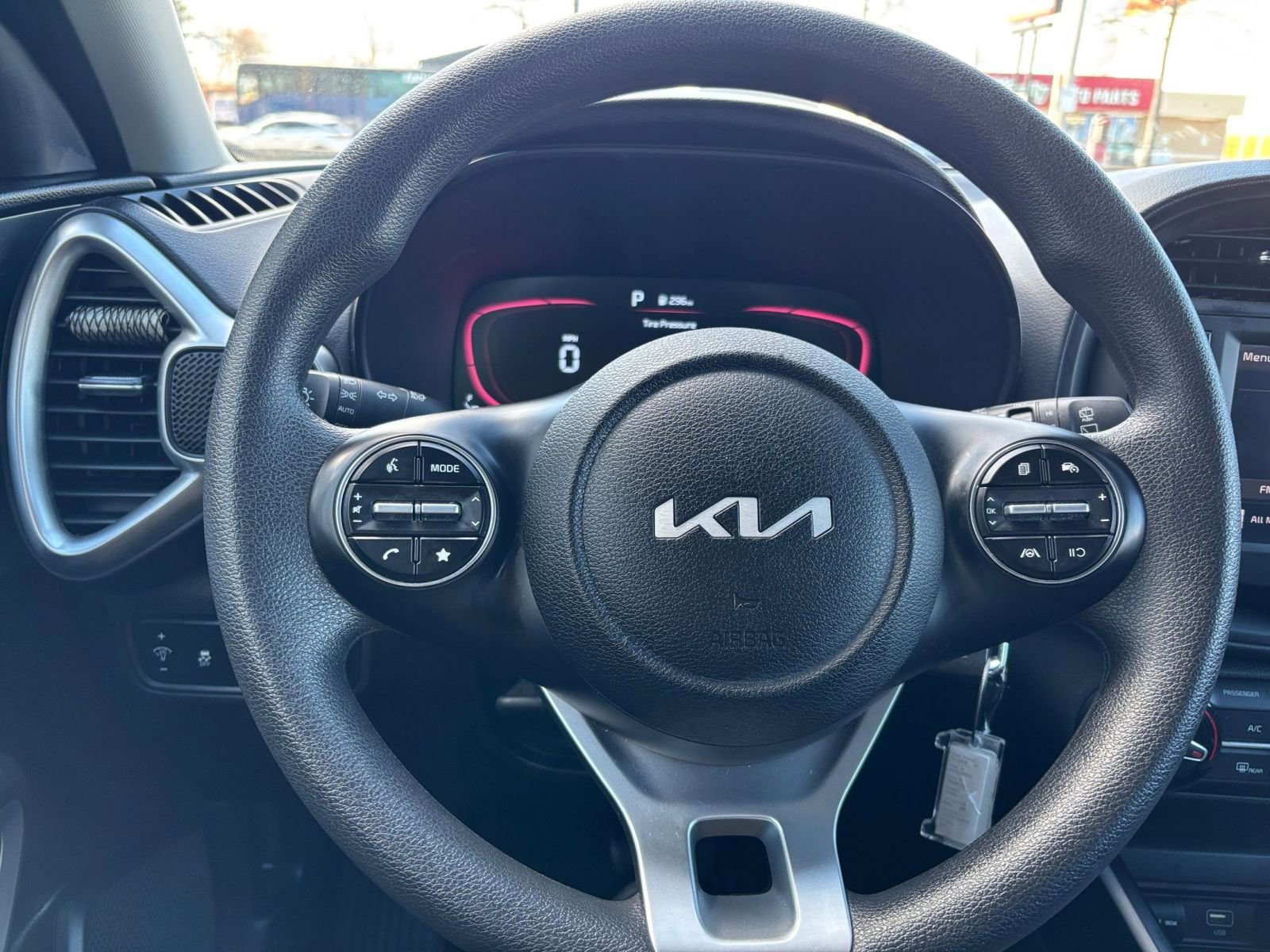 Used 2025 Kia Soul LX w/ LX Technology Package FWD image 32