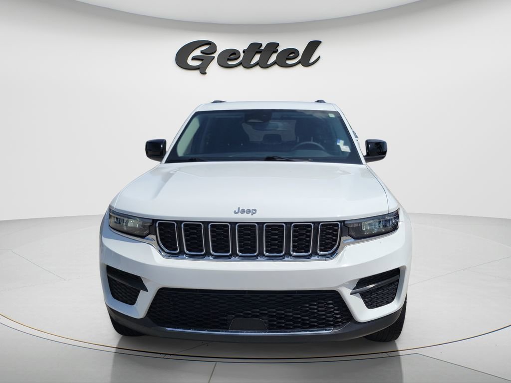 Used 2023 Jeep Grand Cherokee Laredo w/ Luxury Tech Group I RWD image 2