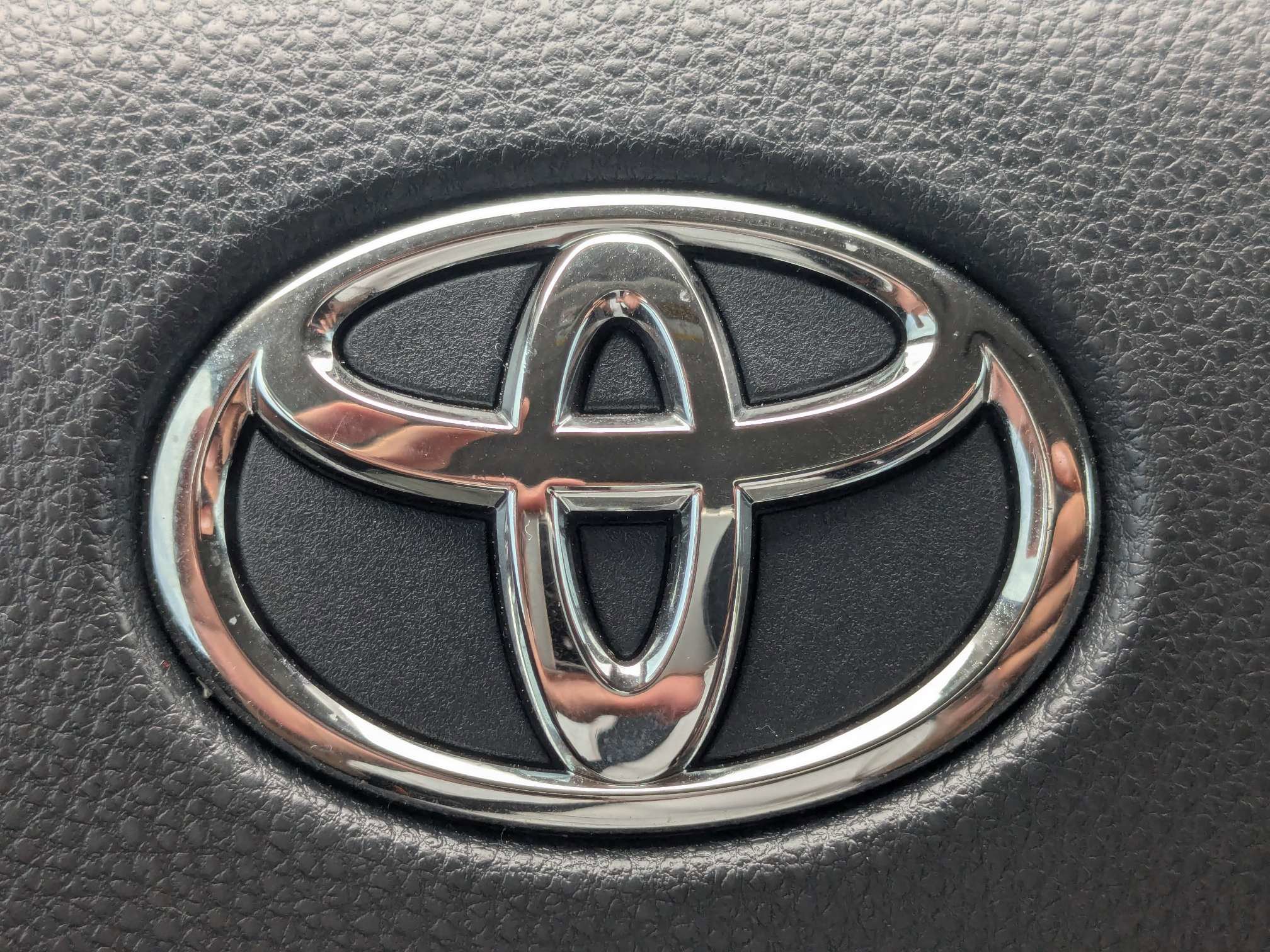 Used 2023 Toyota Highlander LE FWD image 38