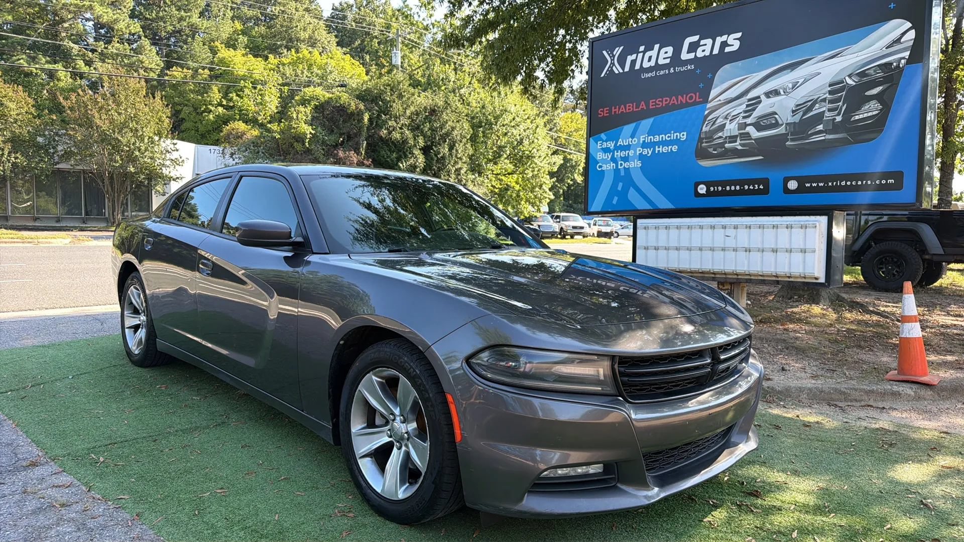 Used 2015 Dodge Charger SXT RWD image 1