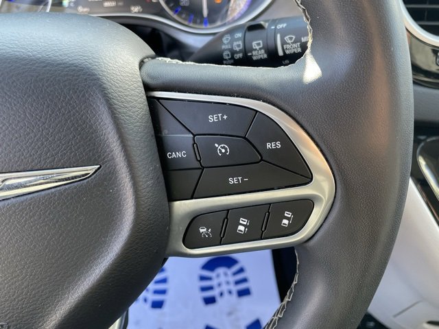 Used 2023 Chrysler Pacifica Touring-L image 19