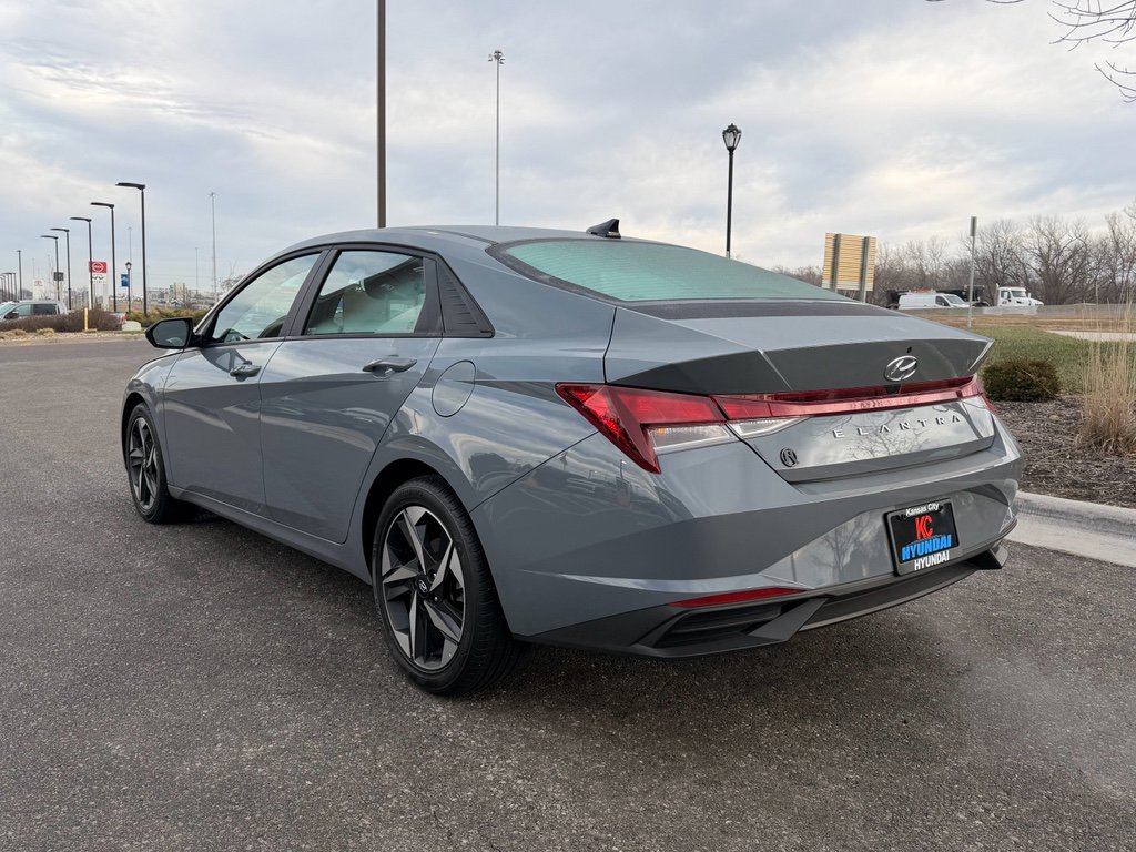 Used 2023 Hyundai Elantra SEL w/ Convenience Package image 3