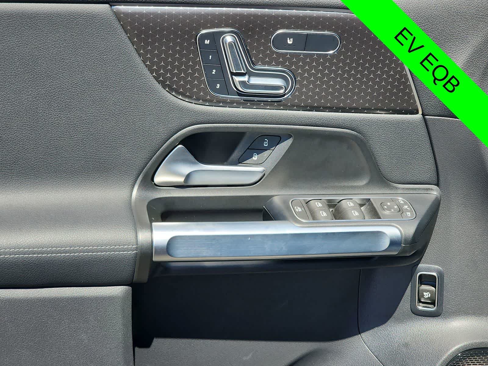 Used 2025 Mercedes-Benz EQB 250+ image 28