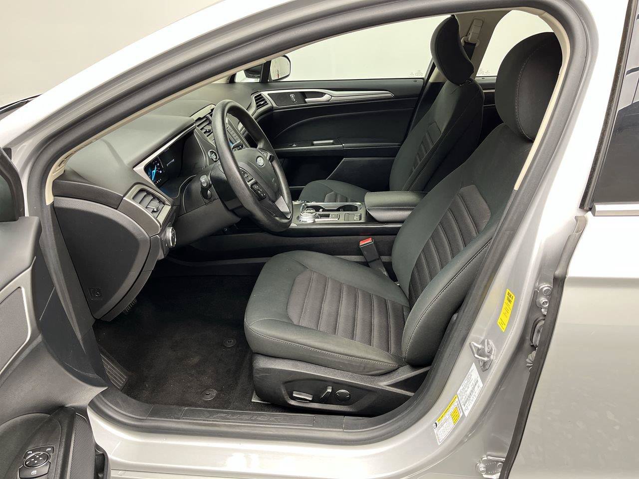 Used 2018 Ford Fusion SE FWD image 3