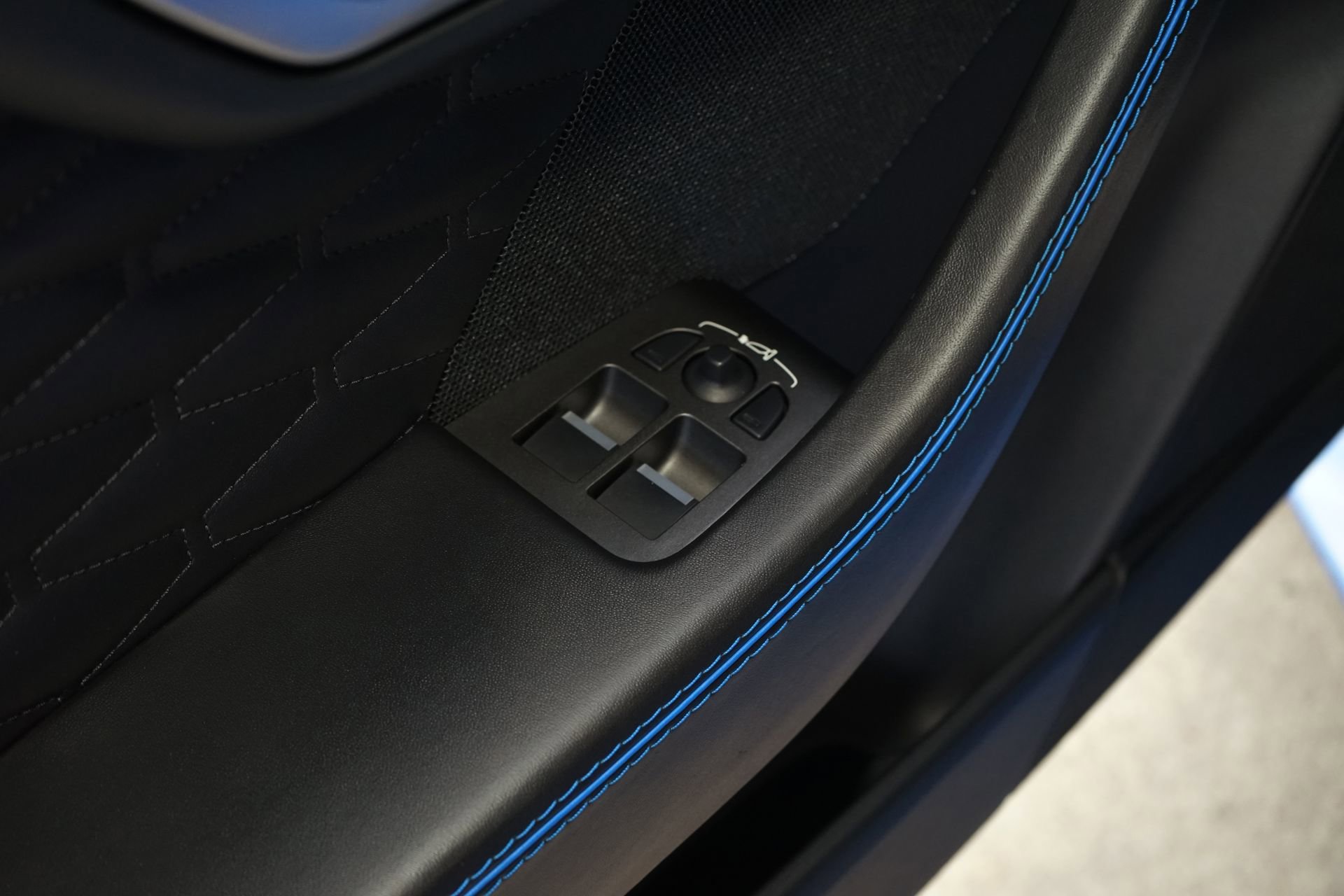 Used 2017 Jaguar F-TYPE SVR image 20