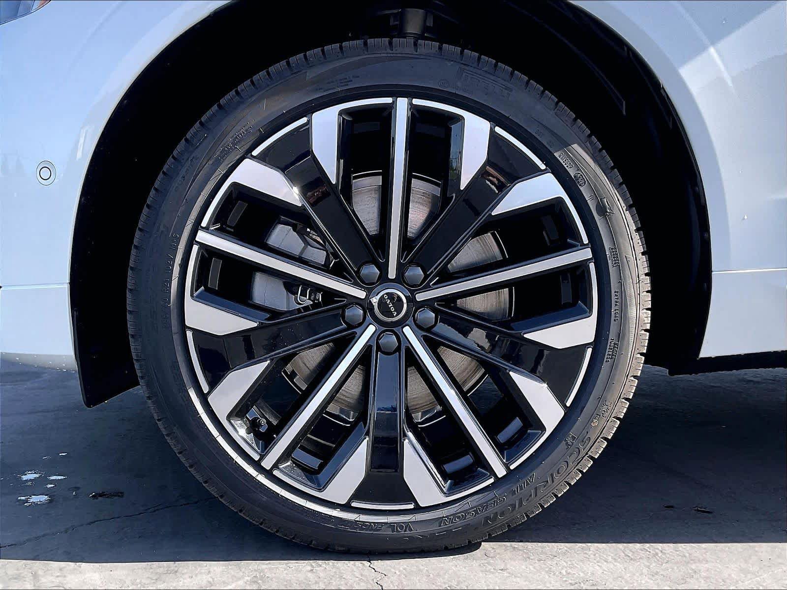 New 2026 Volvo XC60 T8 Ultra w/ Climate Package AWD/4WD image 14