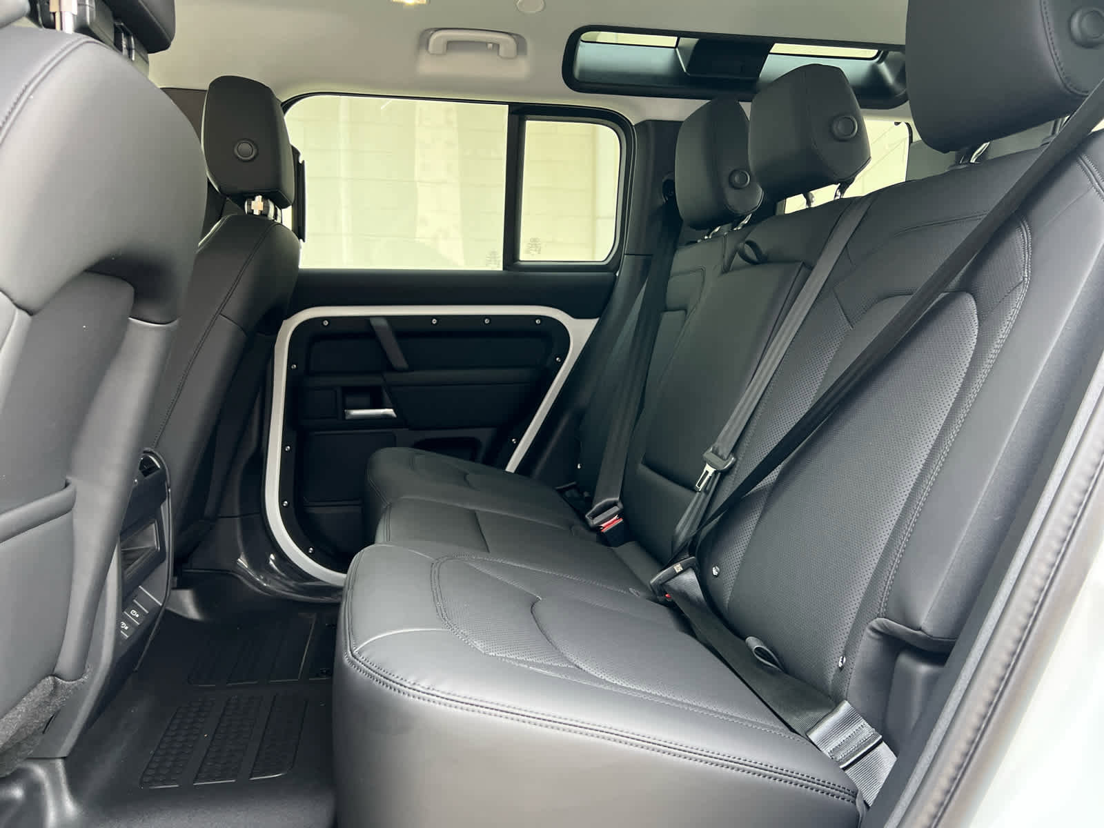 Used 2025 Land Rover Defender 110 S image 16