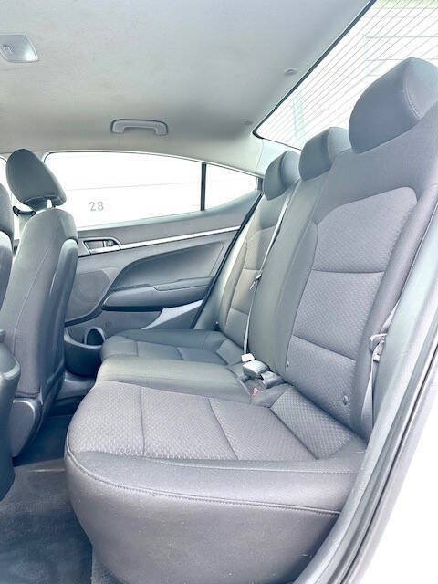 Used 2020 Hyundai Elantra SE w/ Cargo Package (C1) FWD image 11