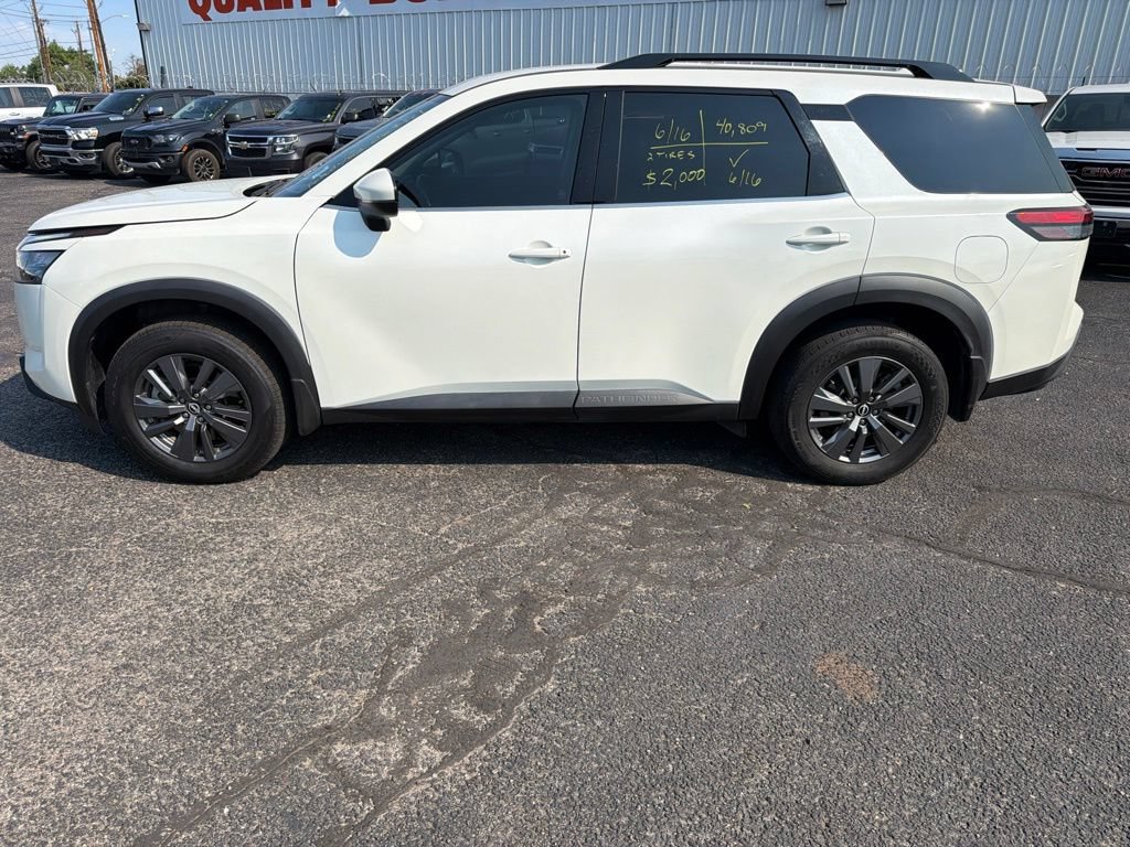 Used 2024 Nissan Pathfinder SV FWD image 2
