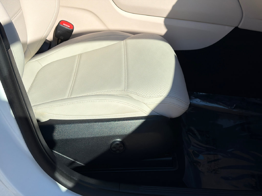 Used 2024 Mercedes-Benz GLC 300 4MATIC image 11