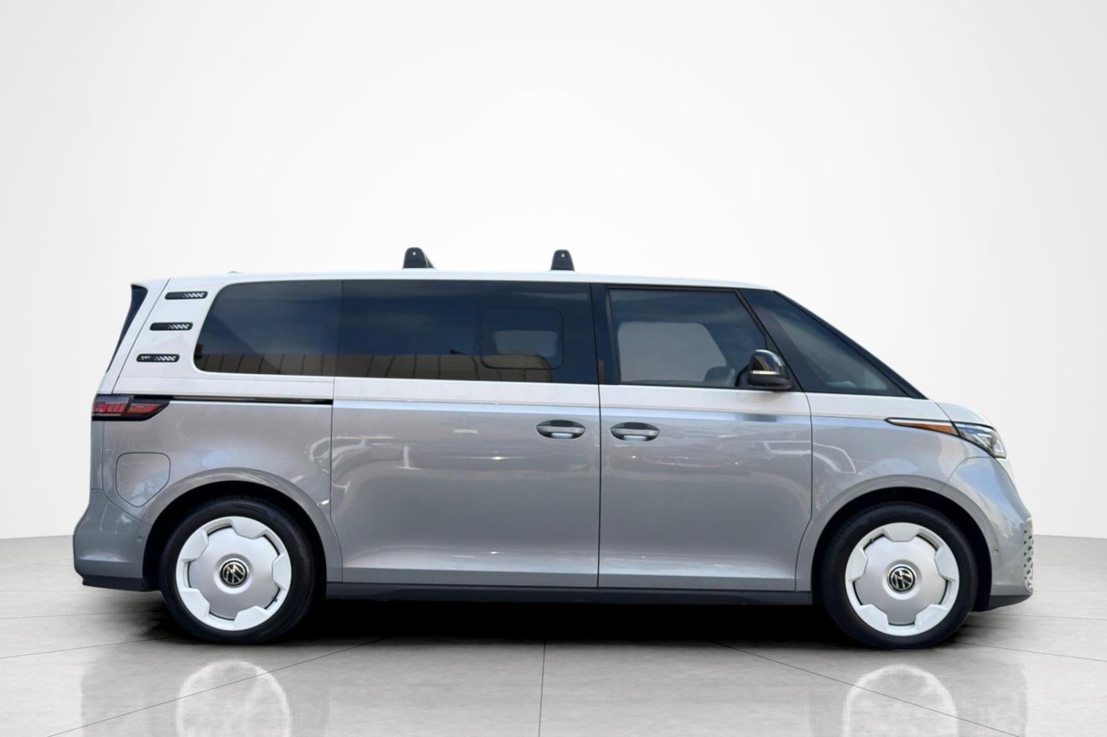 Used 2025 Volkswagen ID. Buzz 1st Edition RWD image 6