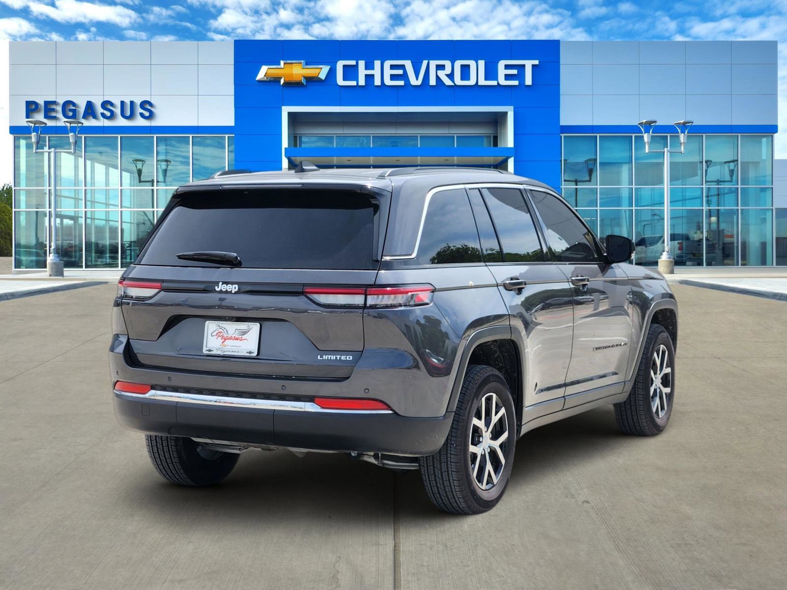 Used 2025 Jeep Grand Cherokee Limited RWD image 5