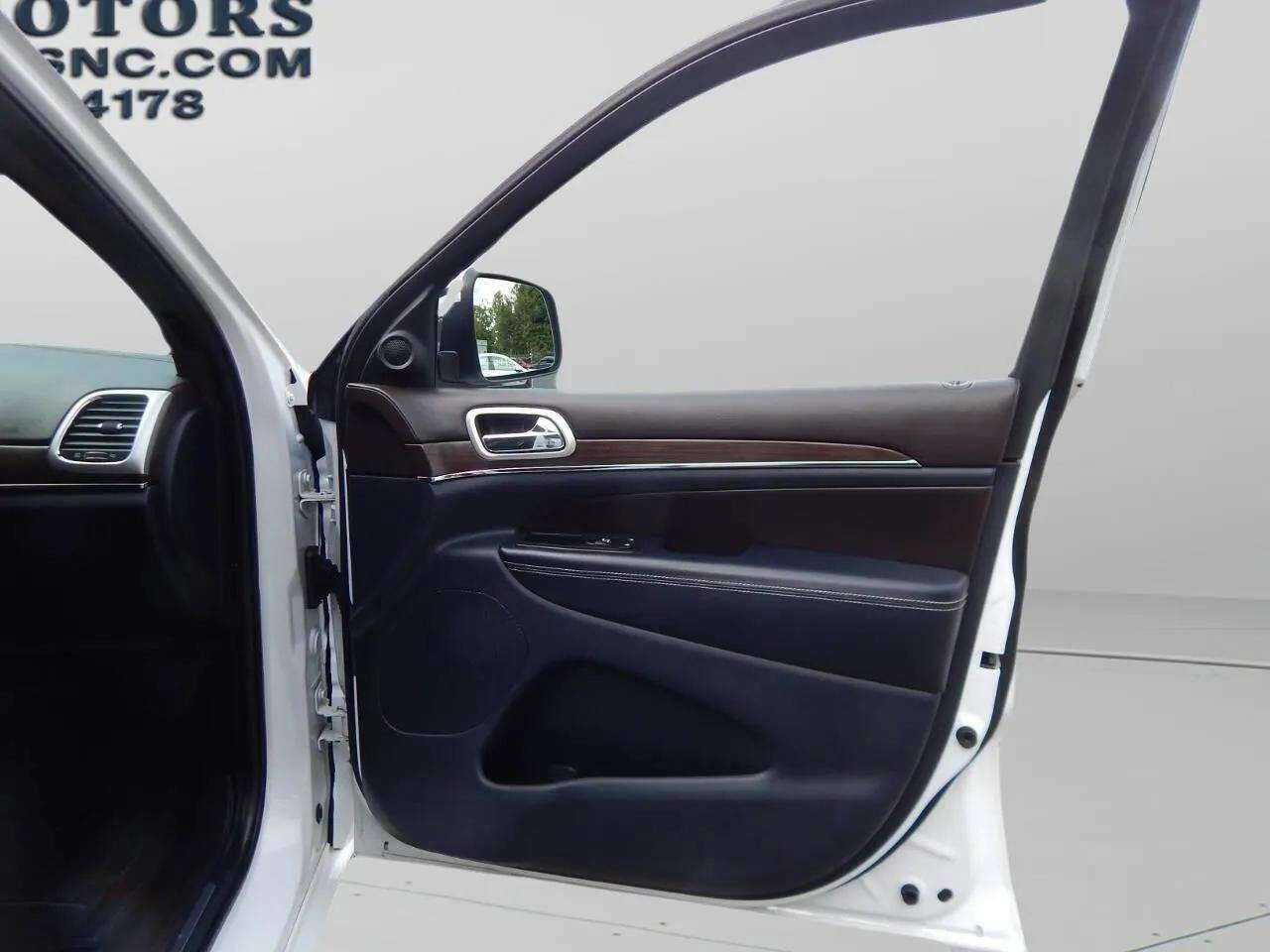 Used 2016 Jeep Grand Cherokee Overland w/ Advanced Technology Group image 13