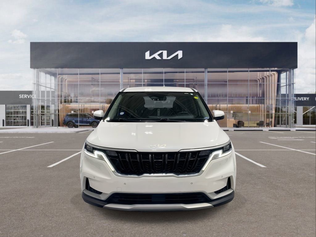 Used 2022 Kia Carnival EX image 3