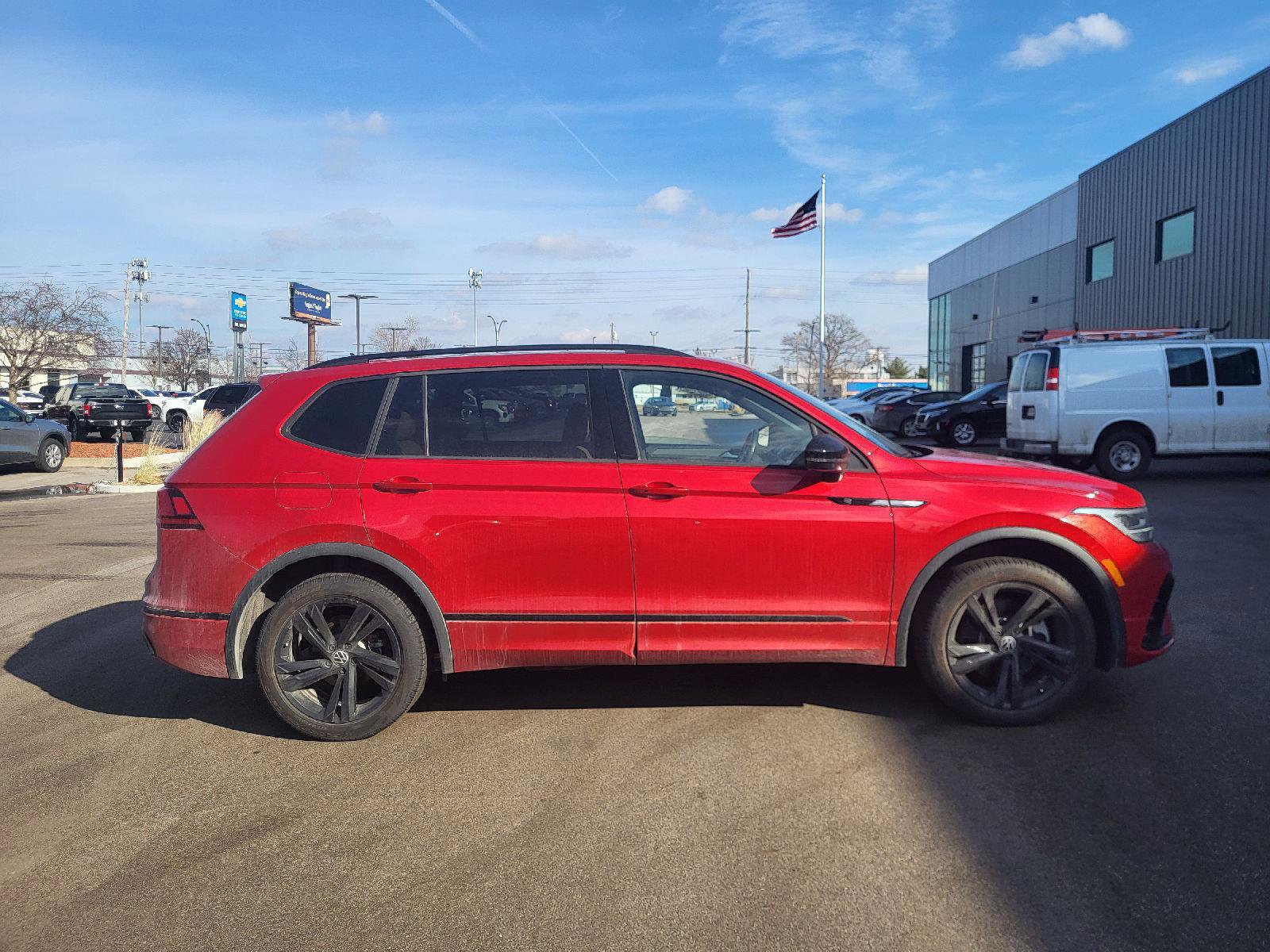 Used 2024 Volkswagen Tiguan SE R-Line image 2