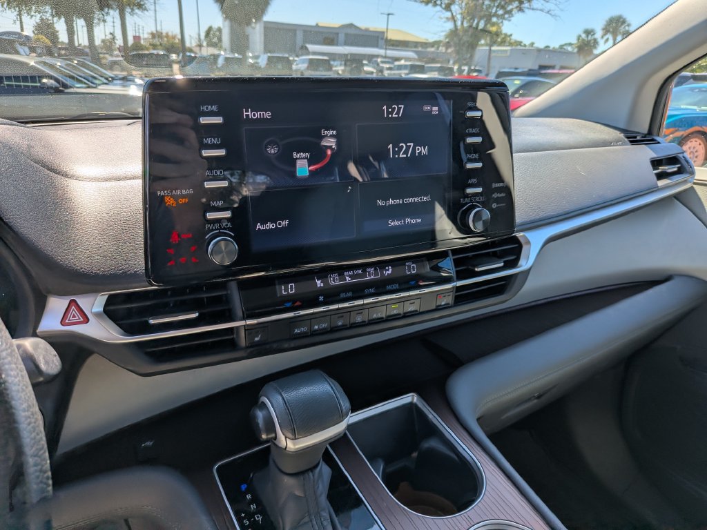 Used 2022 Toyota Sienna XLE FWD image 25