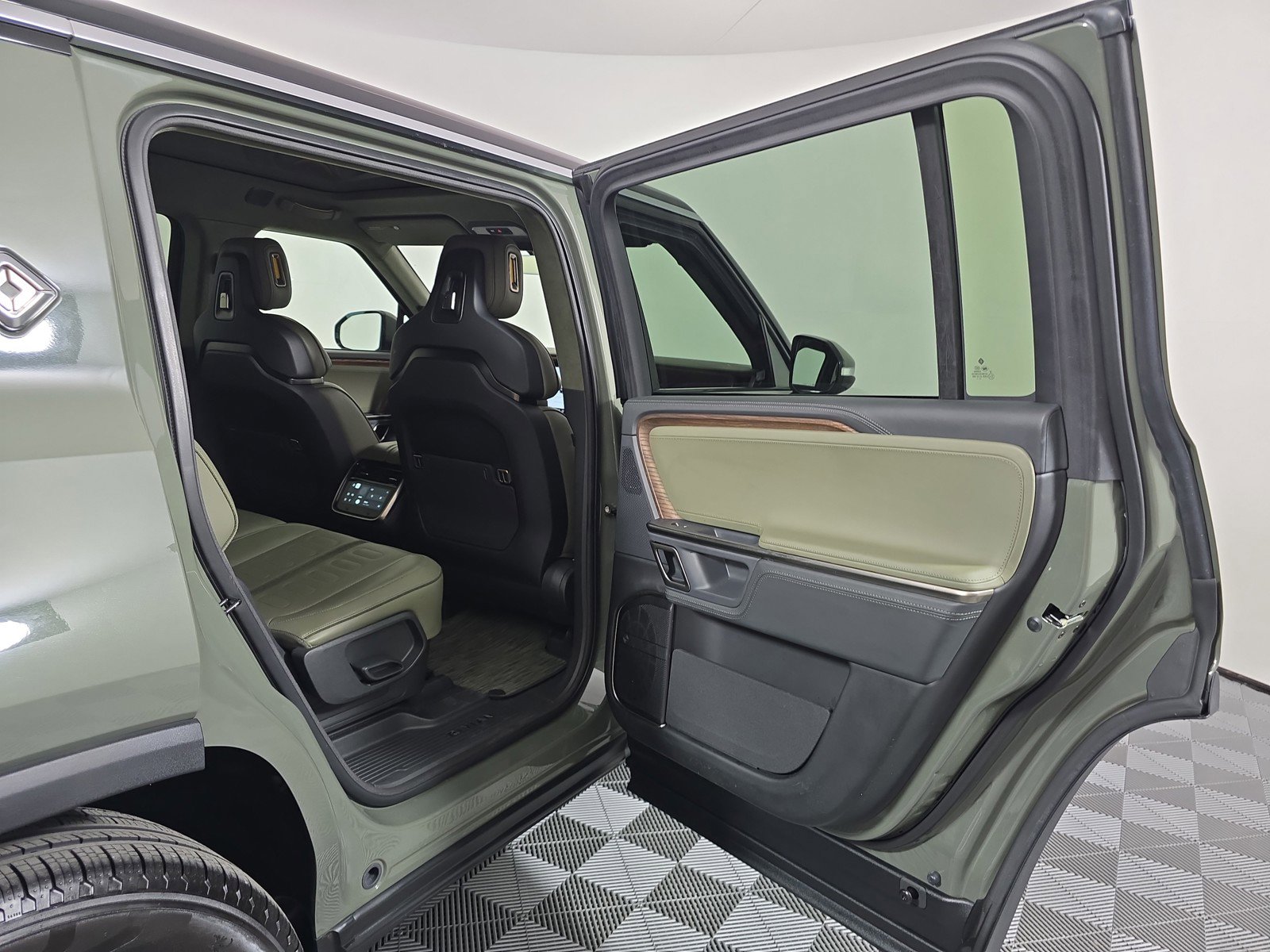 Used 2024 Rivian R1S Launch Edition AWD/4WD image 19
