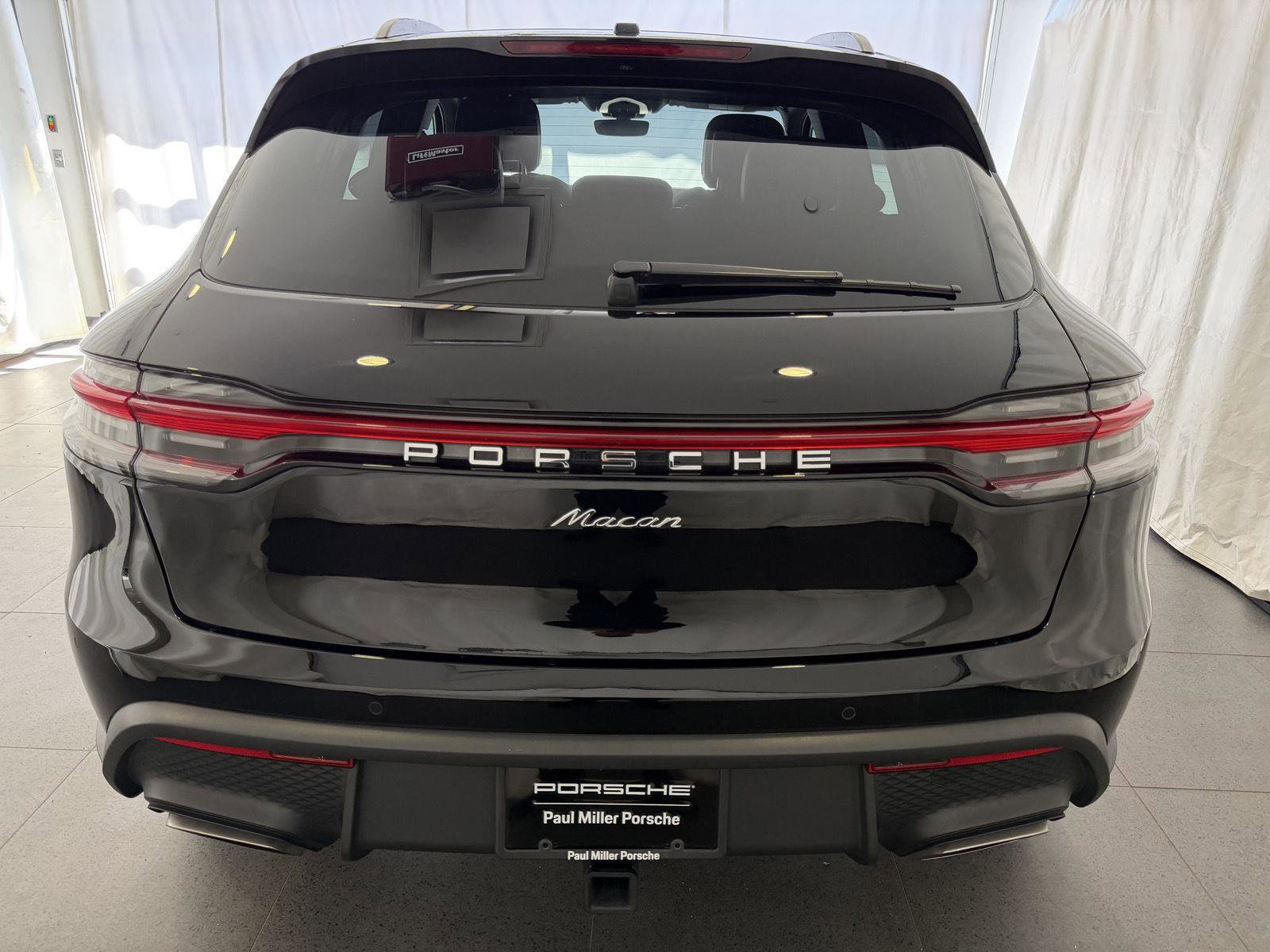 Certified 2025 Porsche Macan image 8