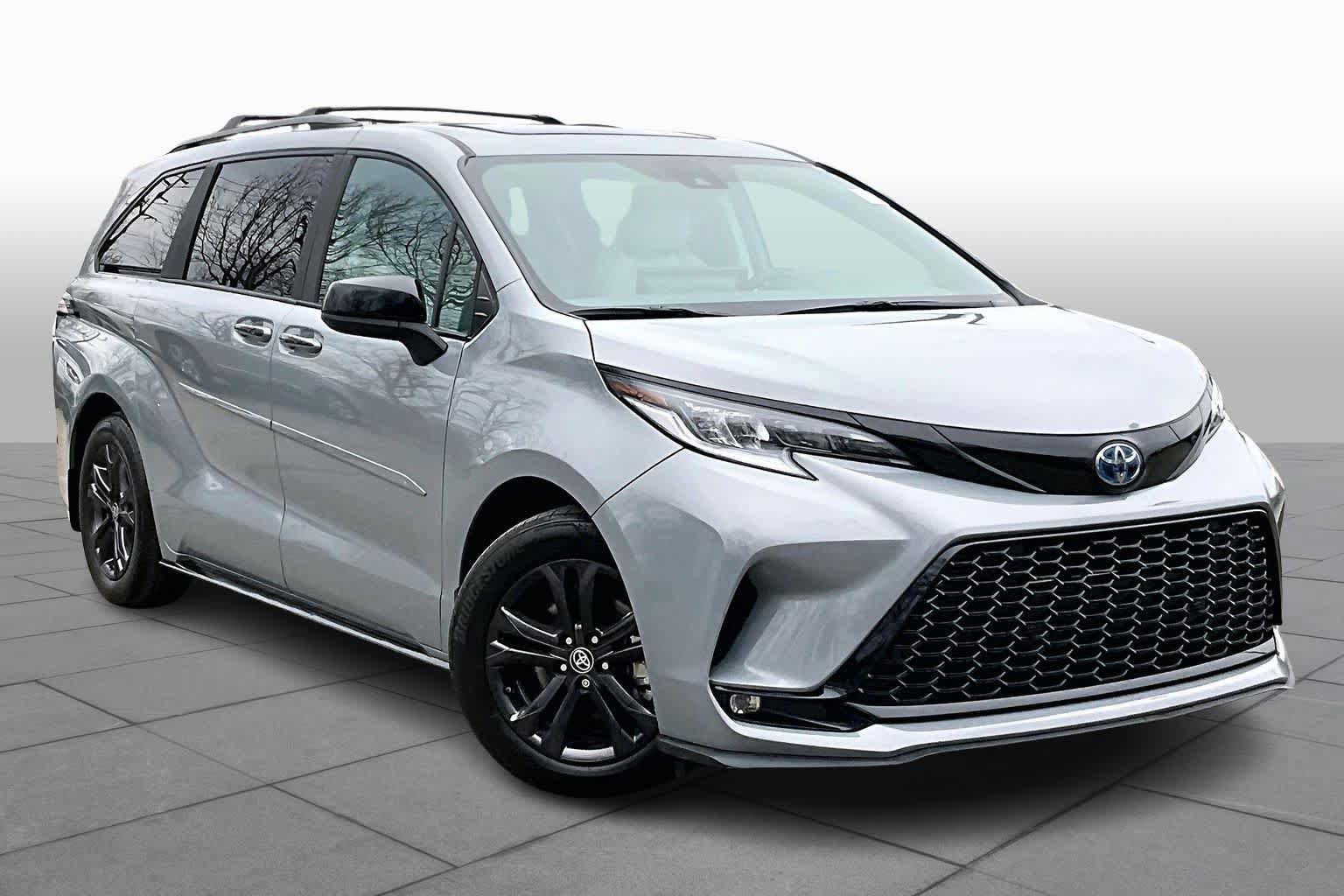 Used 2025 Toyota Sienna XSE w/ XSE Plus Package image 3