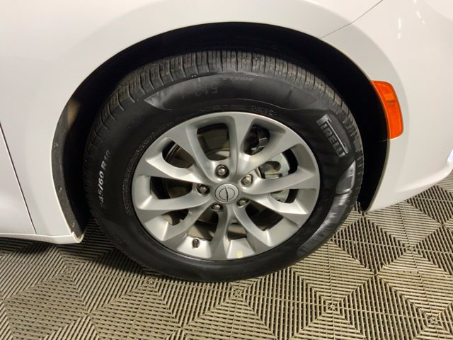 Used 2026 Chrysler Pacifica Limited FWD image 13