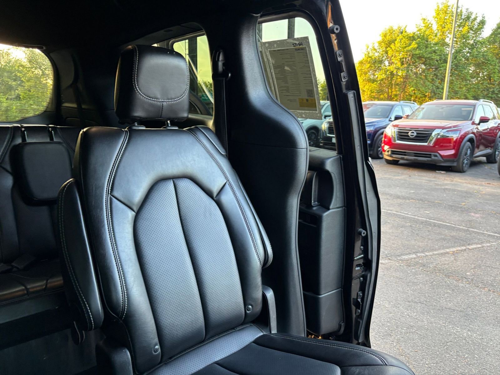 Used 2025 Chrysler Pacifica Select FWD image 39