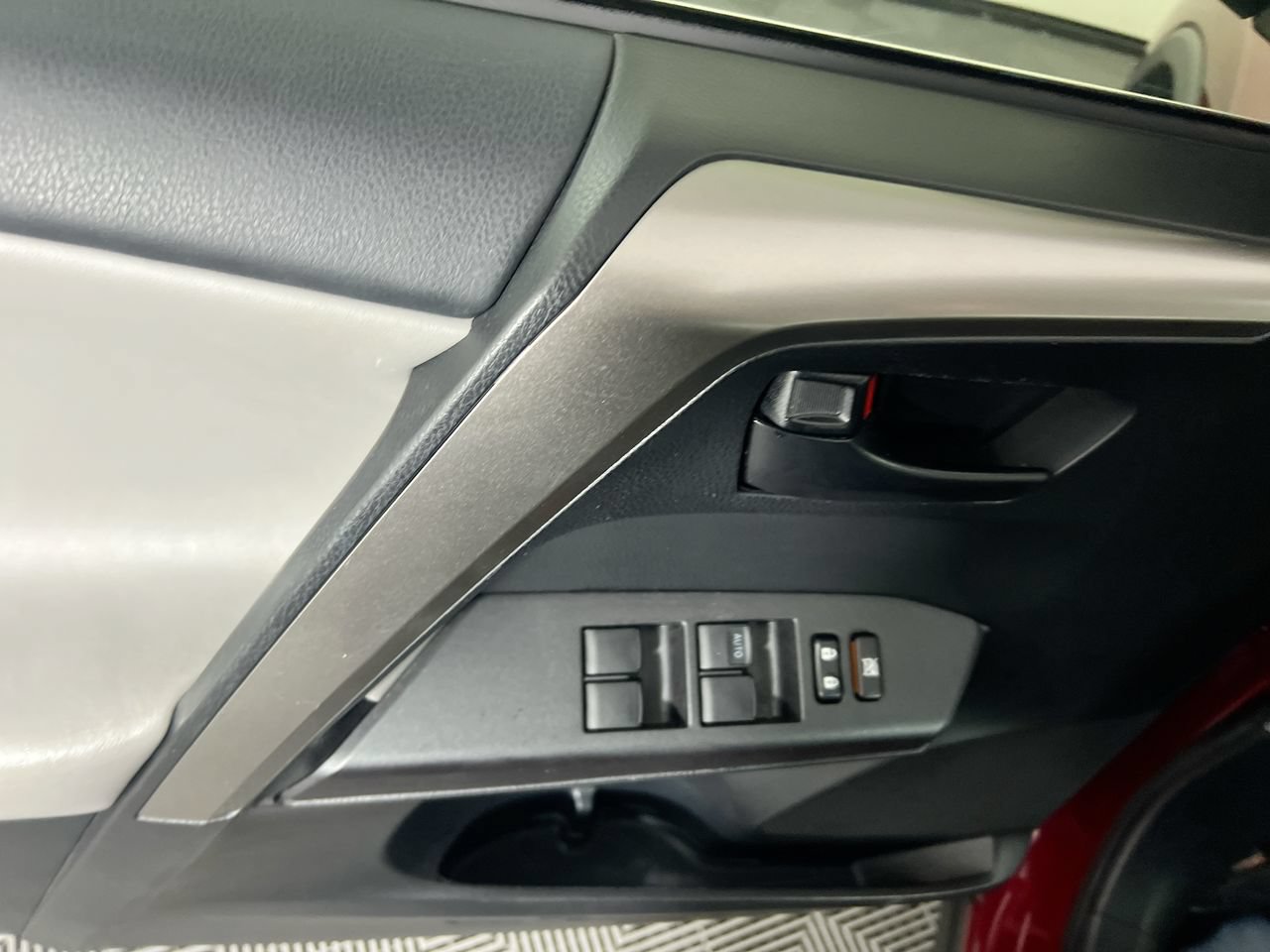 Used 2018 Toyota RAV4 LE w/ Carpet Mat Package AWD/4WD image 10