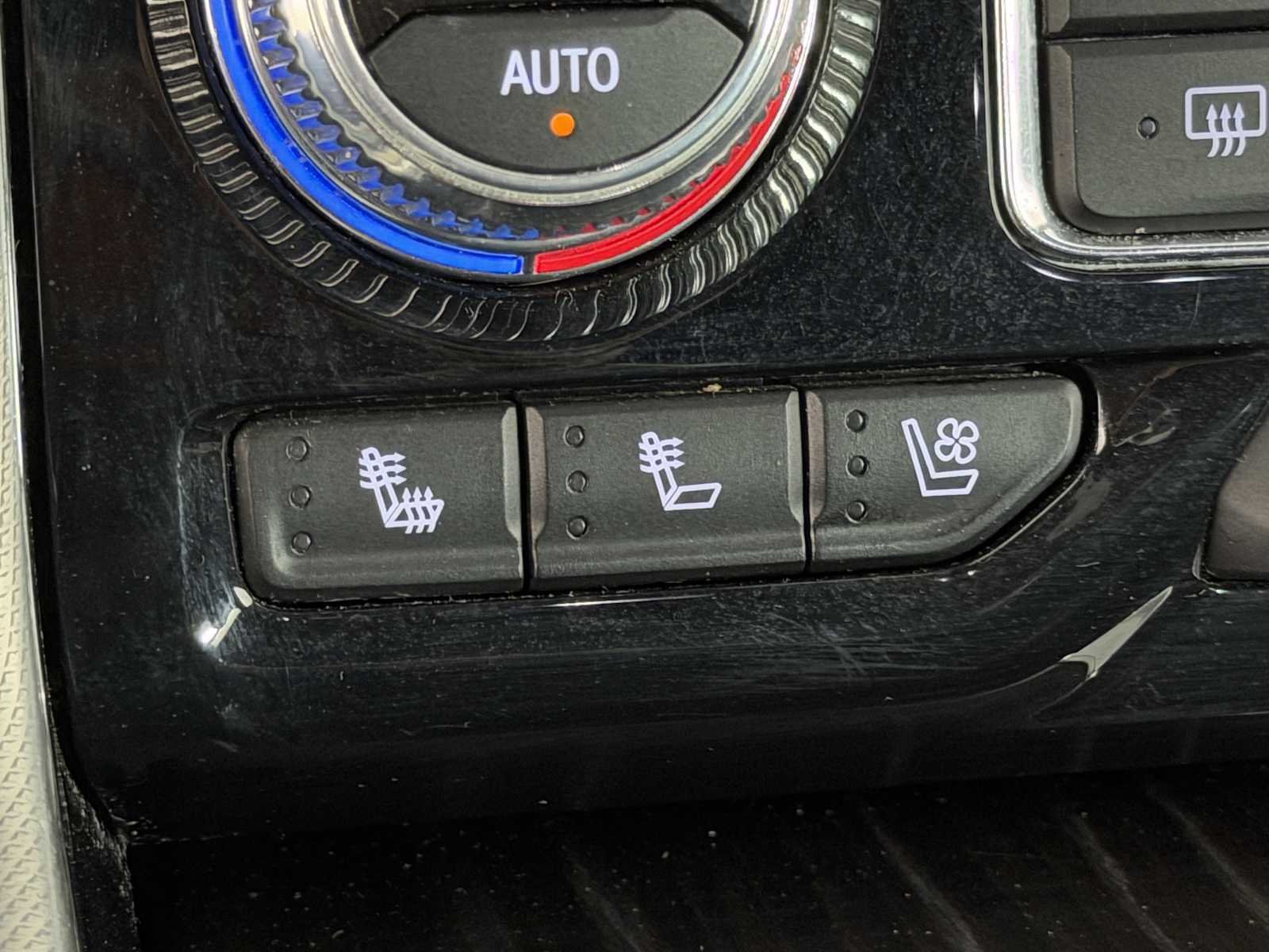 Used 2023 GMC Yukon Denali AWD/4WD image 32