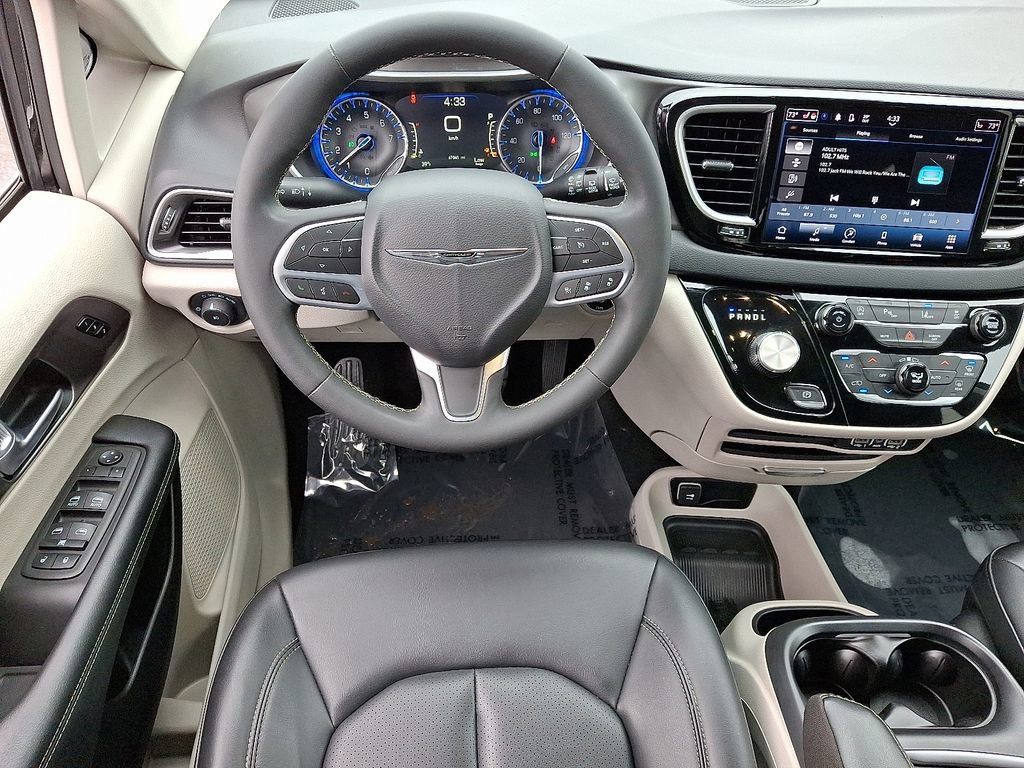 Used 2023 Chrysler Pacifica Touring-L image 12