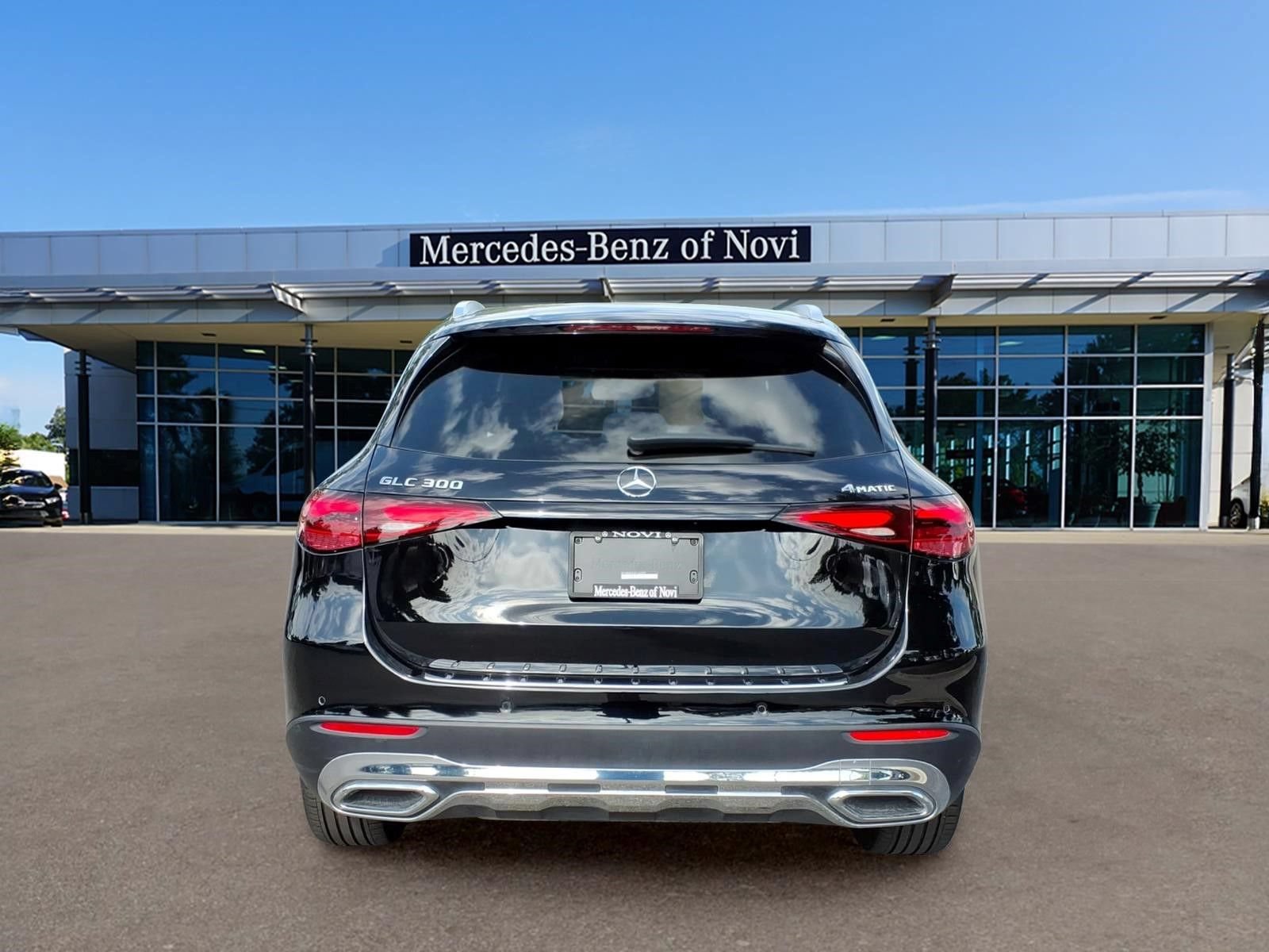 Used 2025 Mercedes-Benz GLC 300 4MATIC image 4