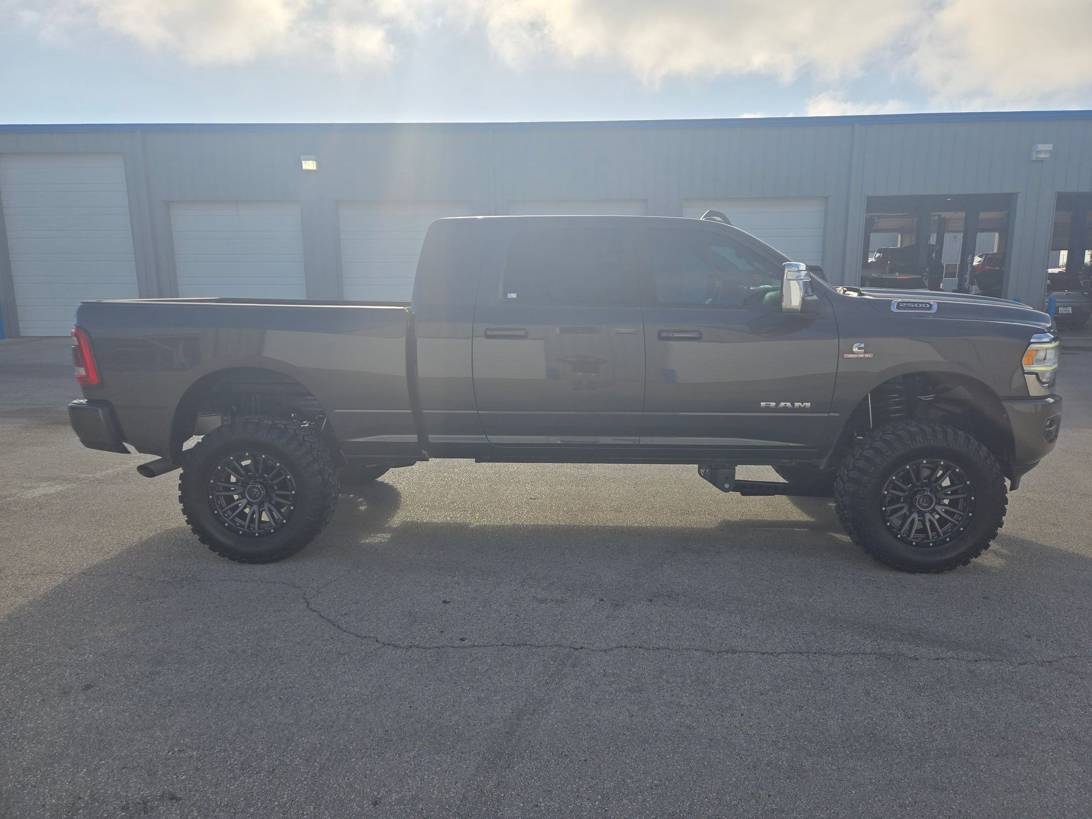 Used 2024 RAM 2500 Laramie AWD/4WD image 2