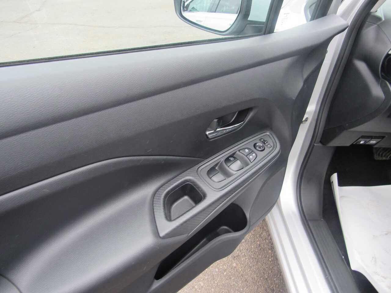 Used 2025 Nissan Versa SV image 8