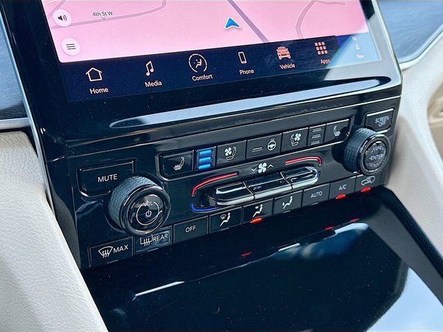 Used 2025 Jeep Grand Cherokee Limited w/ Luxury Tech Group II image 16