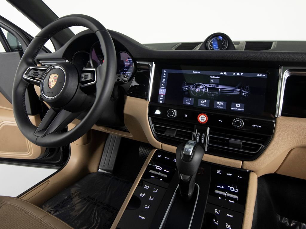 Certified 2025 Porsche Macan image 30
