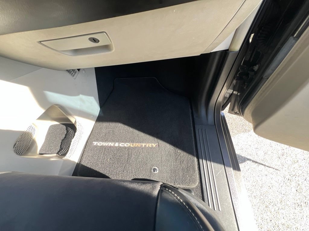 Used 2014 Chrysler Town & Country Touring-L FWD image 25