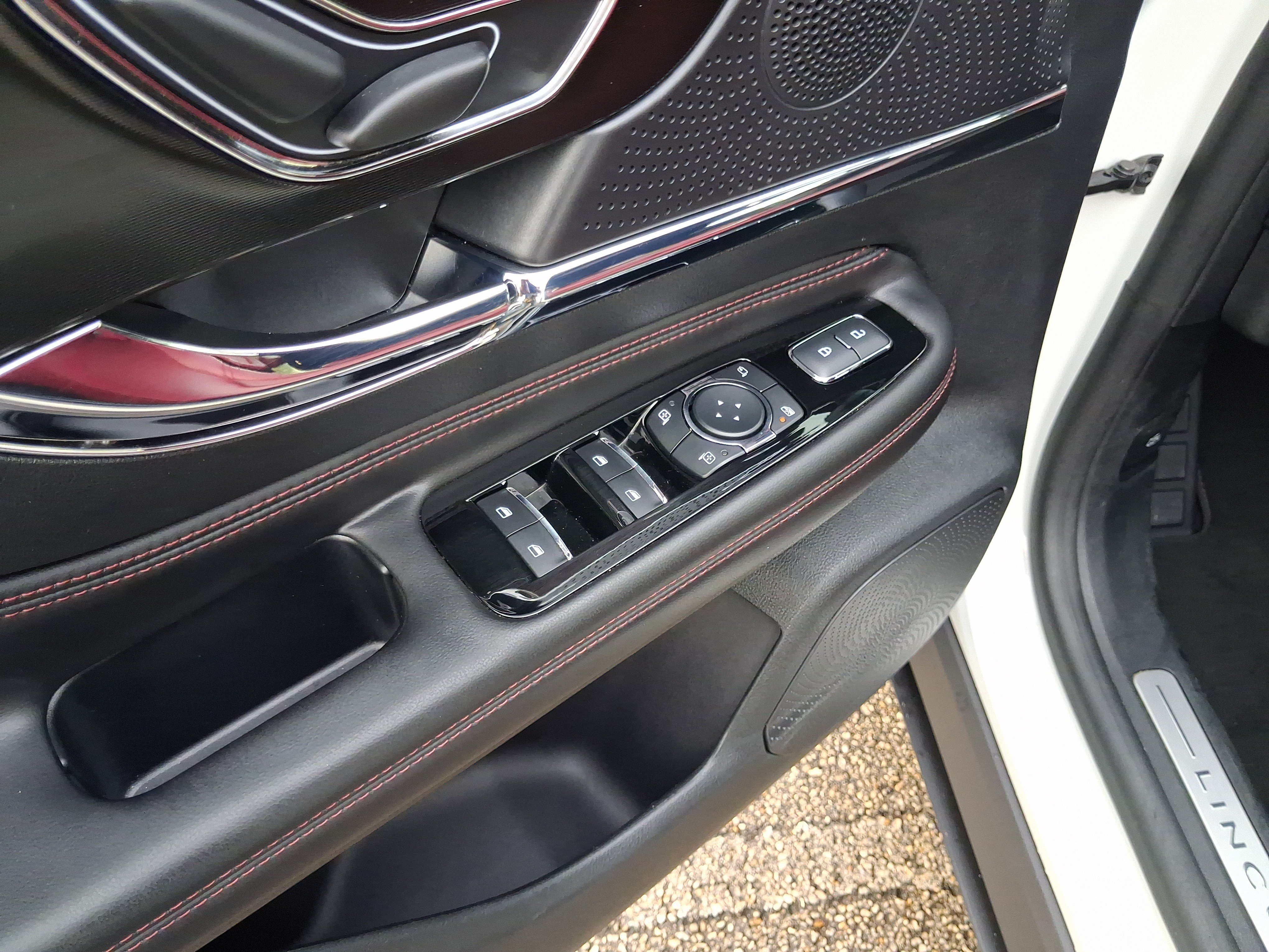 Used 2024 Lincoln Corsair Reserve w/ Jet Appearance Package FWD image 13