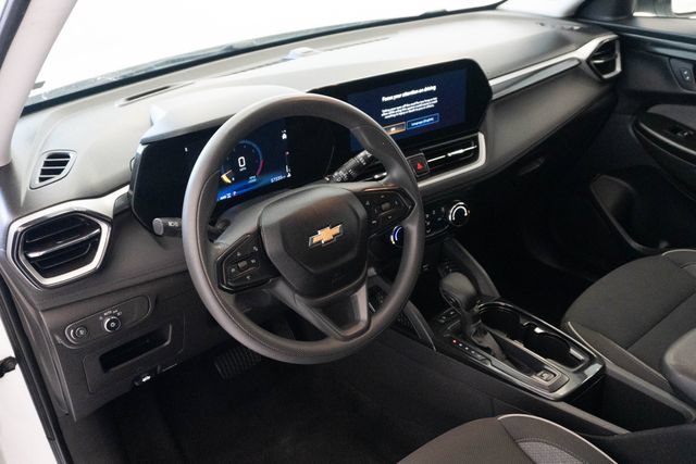 Used 2025 Chevrolet TrailBlazer LT AWD/4WD image 3