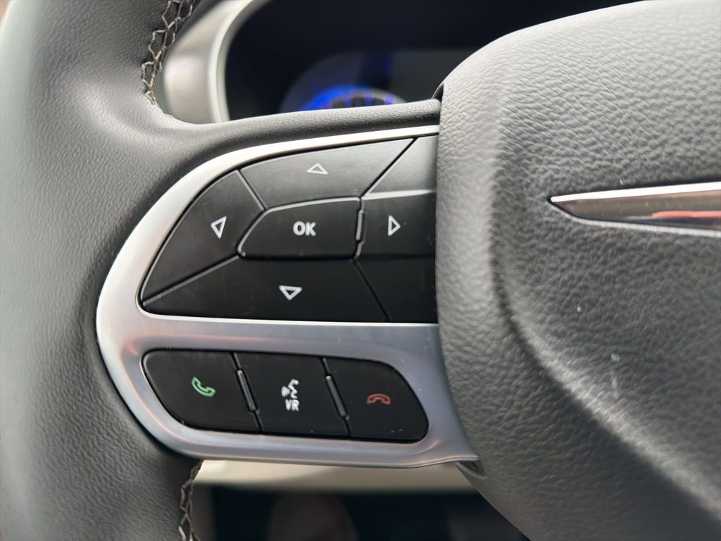 Used 2023 Chrysler Pacifica Touring-L image 24