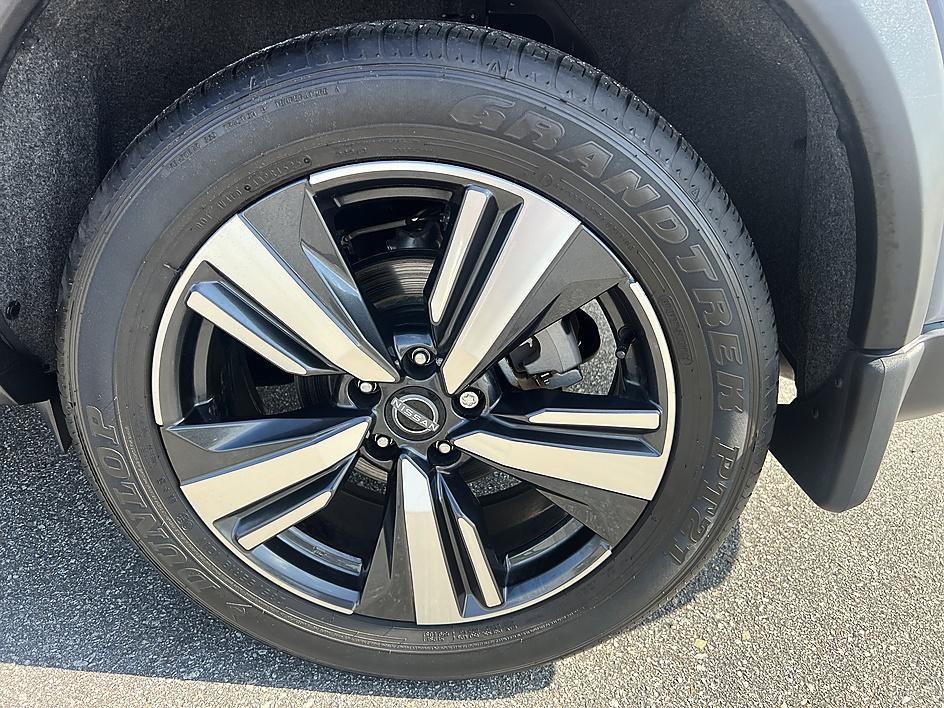 Certified 2025 Nissan Rogue SL w/ Tech Package FWD image 10