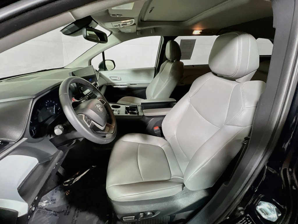 Certified 2025 Toyota Sienna XLE FWD image 19