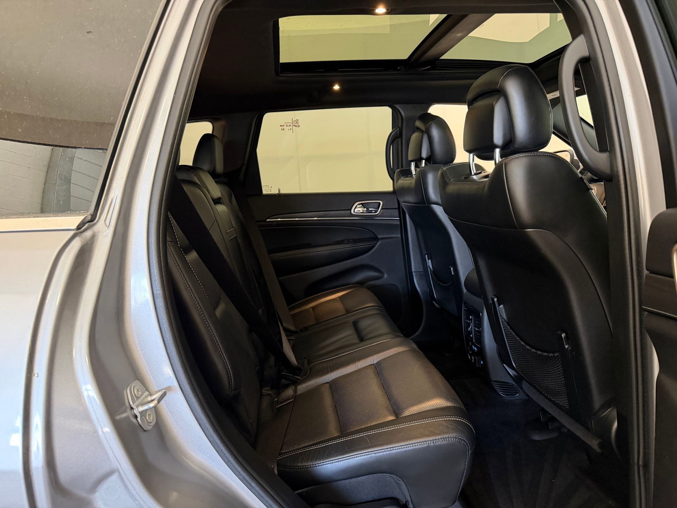 Used 2016 Jeep Grand Cherokee Limited w/ Luxury Group II image 31