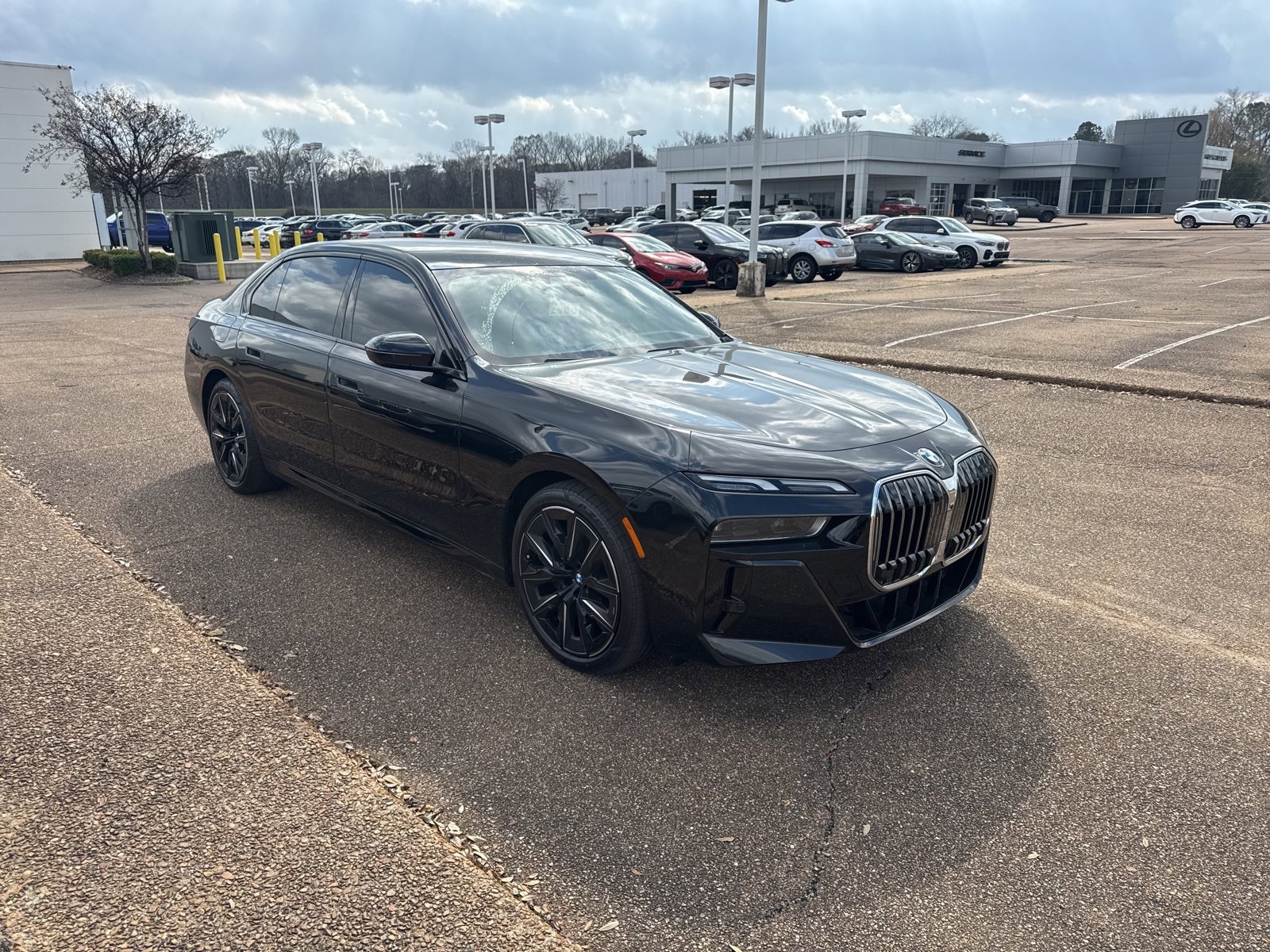 Used 2023 BMW 740i w/ Luxury Rear Seating Package image 3