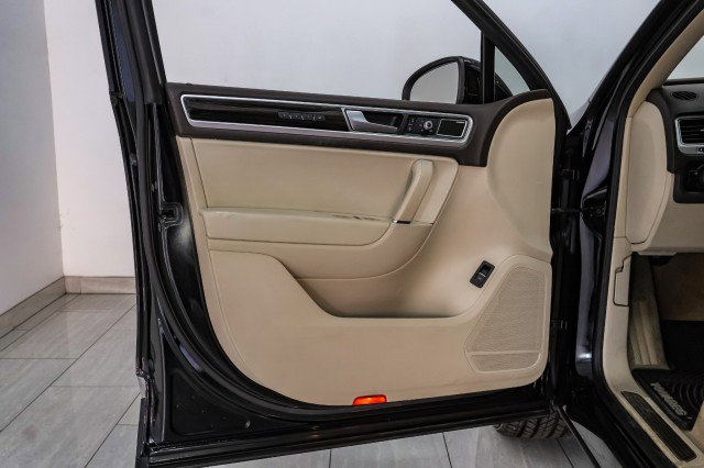 Used 2017 Volkswagen Touareg Executive AWD/4WD image 42